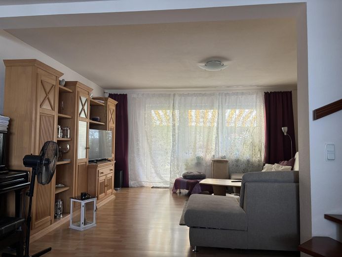 Ruhig wohnen in Feldrandlage: Doppelhaushälfte 5 Zi, 140 qm, Garage – Wohnzimmer mit Terrassenzugang