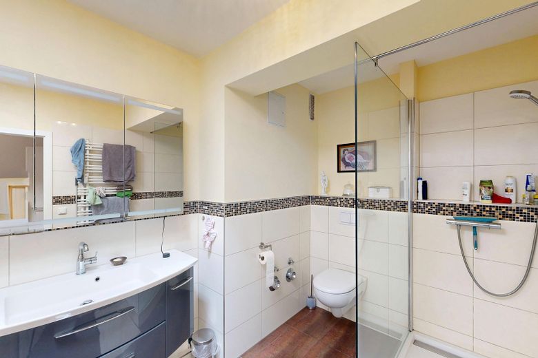 Lichtdurchflutete 4-Zimmer-Wohnung mit 138 m², inkl. Tiefgarage und Balkon in Hamburg-Bergedorf – Badezimmer