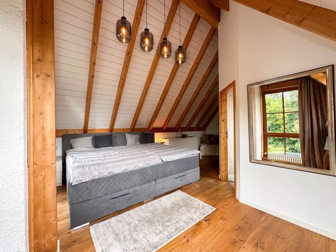 Architektur trifft Privatsphäre – besonderes Einfamilienhaus mit Pool, Sauna und Garten im Grünen – Schlafzimmer mit Bad en Suite