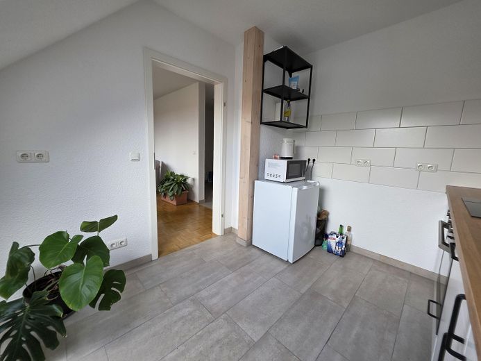 Nicht alltägliche 2,5 Raum Komfortwhg. großer Sonnenbalkon, Bad: Wanne + Dusche, Echtholzparkett – Küche davor Wohnen