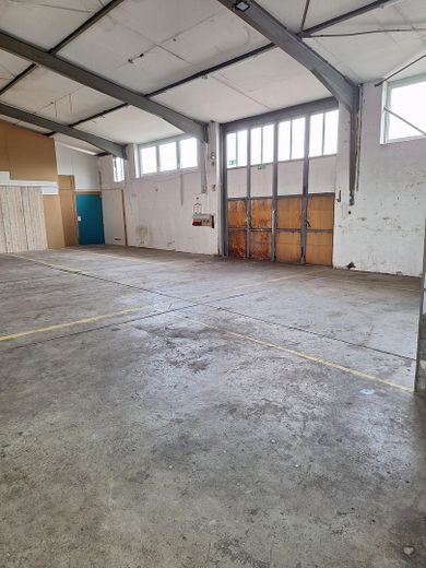 Capannone di stoccaggio/produzione a Landau-Nord nuovamente disponibile in affitto da gennaio 2027 – Halle