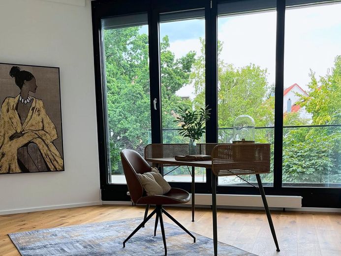 Wohnen mit Anspruch – zentral, großzügig & mit Balkon vor allen Zimmern – Arbeiten mit Blick ins Grüne