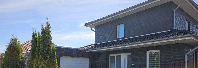 Hauseingang mit Garage