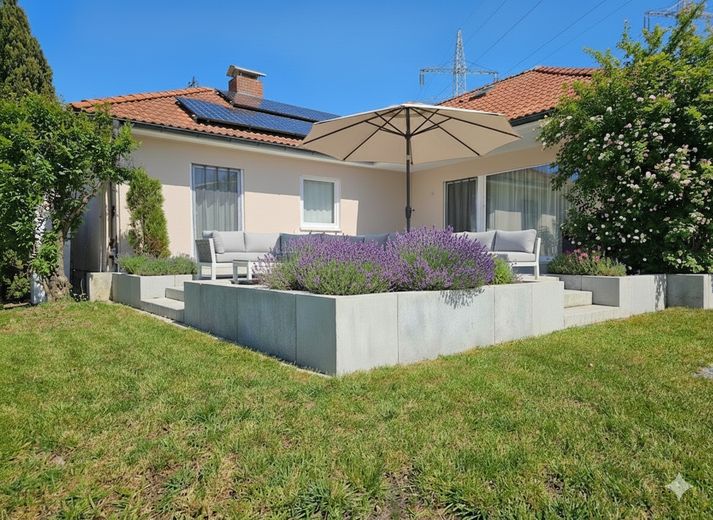 Ökologisch und modern wohnen im Landhausstil – Sonnige Terrasse
