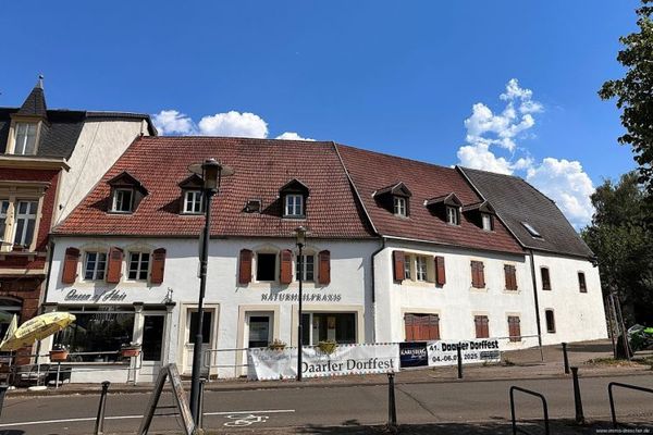 Appartement calme de 2 pièces, cuisine, salle de bains, directement sur la place du marché de St. Arnual