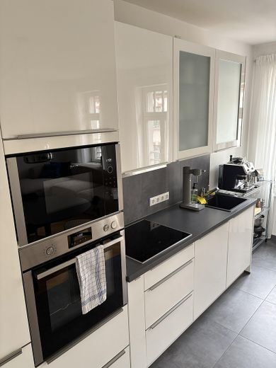 Apartamento de 3 habitaciones recién reformado, con cocina equipada de lujo y amplio balcón, en alquiler – Foto 5