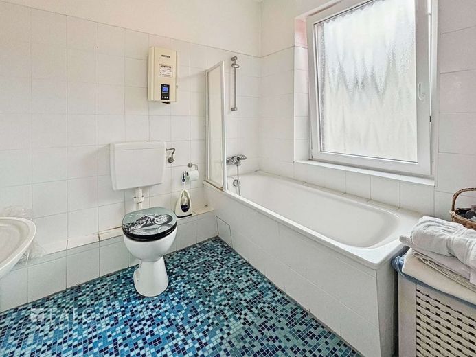 Volltreffer für Kapitalanleger:  Vielversprechendes Mehrfamilienhaus mit Zukunftspotenzial – Badezimmer 1. OG