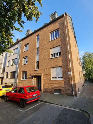 4-Zi-Geschosswohnung, teilmöbeliert mit Dachterrasse – Straßenansicht