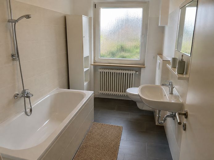 17 m² in sanierter 3er-WG | Göttingen-Geismar | für Studierende & Berufstätige – Badezimmer