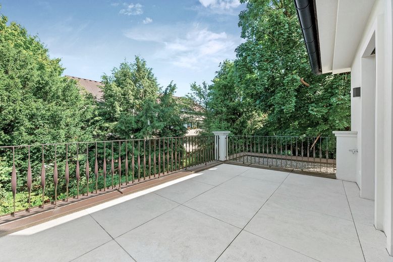 Große rückseitige Dachterrasse