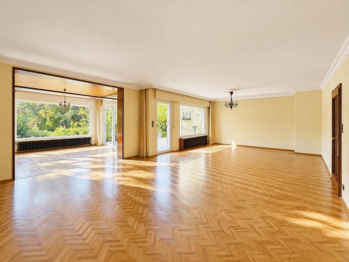 >700 m² “Daha güzeli olamaz!” konumunda, korunabilecek veya yeniden tasarlanabilecek büyük evle – Wohn- und Esszimmer