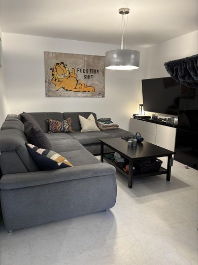 Gepflegte 2-Zimmer-Wohnung mit Balkon, Einbauküche, Stellplatz & Aufzug in Maintal-Dörnigheim – Wohnzimmer