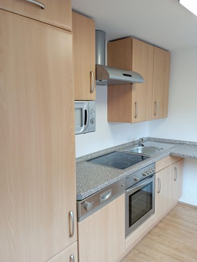 Noch günstiger, Eigentumswohnung, 2 Zimmer- Souterrain, sehr hell, ruhig, mit Garten. – Einbauküche