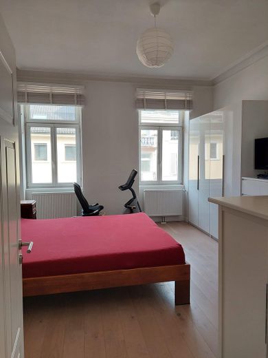 Zentral gelegene 4-Zimmer Wohnung mit Balkon und Fahrstuhl – Schlafzimmer1