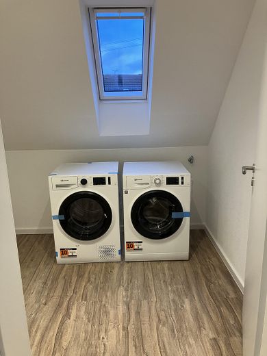 Zweitbezug nach Kernsanierung. Moderne & zentral gelegene 6-Zimmer Wohnung mit EBK – Bauknecht Waschma. u. Trockner