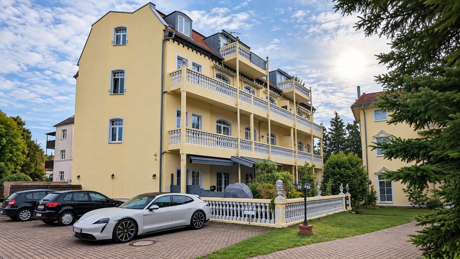 Villa Balustrada, Weiße Elster Nehri kıyısında su parseli, çatı katı dairesi, 2x banyo, granit, gömme ayna, klima – Gartenseite
