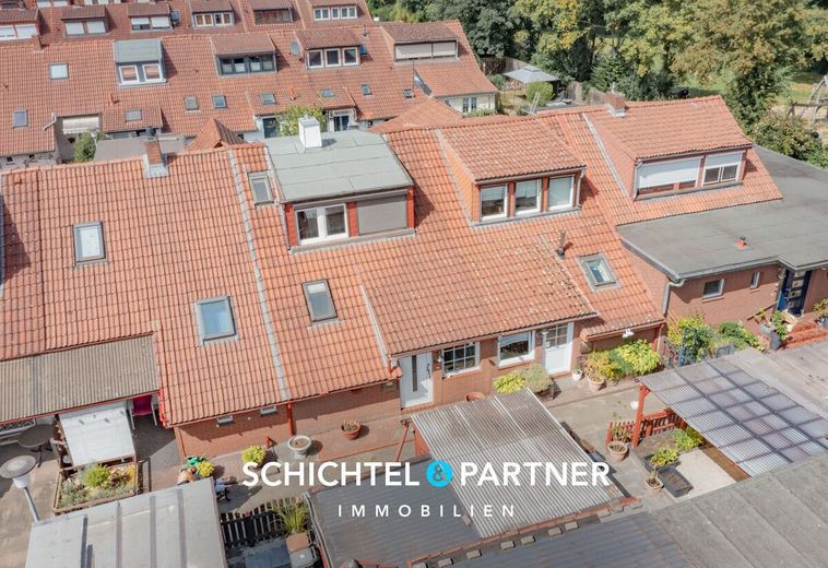Oslebshausen | Renovierungsbedürftiges Reihenhaus mit Garten- und Hoffläche – S&amp;P | Drohnenansicht