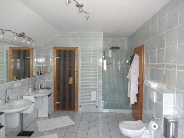 Einfamilienhaus für gehobene Ansprüche – Blick auf Sauna und Dusche