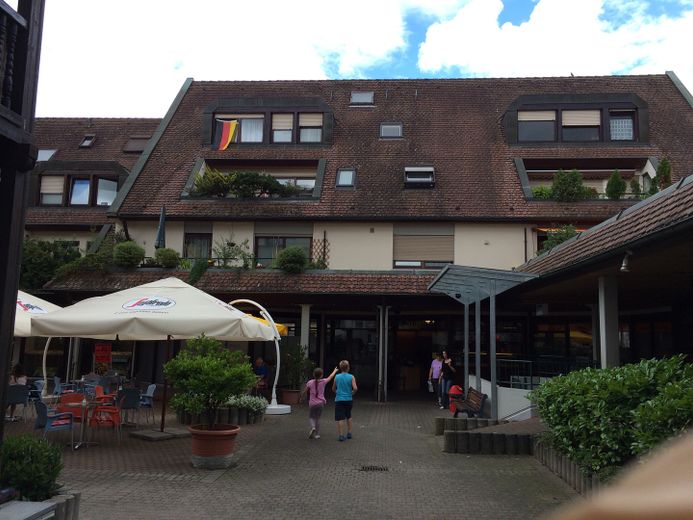 Büroräume oder Ladenlokal zu vermieten – Blick von Basler Str.