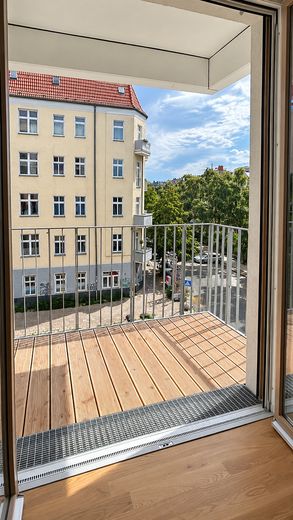 Перше заселення в Пренцлауер-Берзі: світла 3-кімнатна квартира з балконом, вбудованою кухнею та ліфтом, безбар’єрна – Balkon