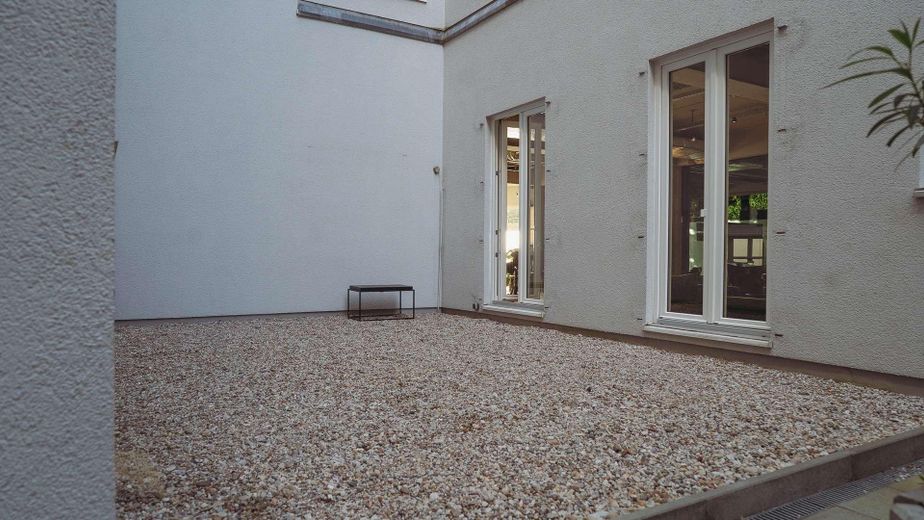 🌿 Stilvolle Praxis-, Studio- oder Ausstellungsfläche in Top-Lage Berlin Prenzlauer Berg – Innenhof
