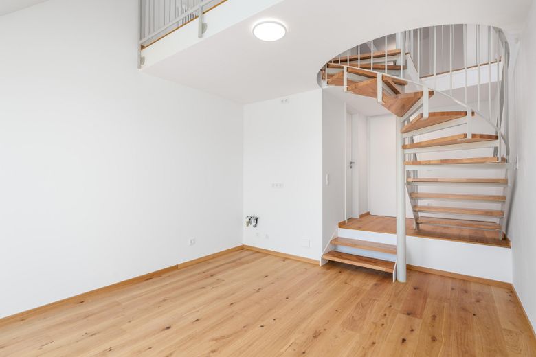 RARITÀ AL LEHEL | Maisonette modernizzata con vista sul verde e posto auto in garage sotterraneo – senza provvigione – Wohn und Kochbereich 4. OG
