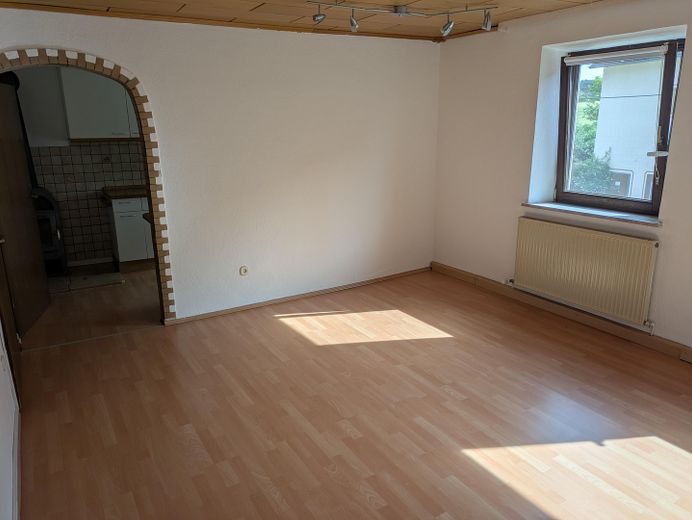 Schöne 4 Zimmer Wohnung mit Balkon und Garten – Wohnzimmer mit Zugang zur Küch