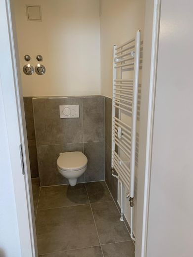 Erstbezug nach Sanierung: Helle 2,5-Zimmer-Wohnung mit Weitblick, Aufzug & TG in Heusenstamm – separates WC 