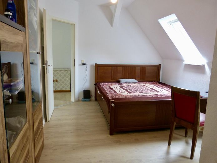 Helle Dachgeschosswohnung mit Einbauküche – perfekt für Paare, Singles oder WG – Schlafzimmer 1