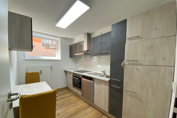 Regensburg'da ankastre mutfak, gün ışığı alan banyo ve bahçe kullanımı olan modern 3 odalı daire