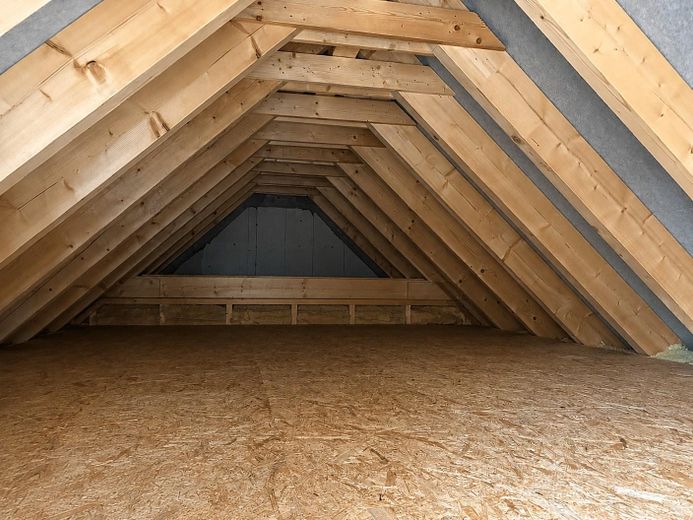 Moderne 4-Zimmer-Dachgeschosswohnung mit Loggia, TG-Stellplatz & Wallbox – Energieklasse A+ – Dachboden über die ganze Länge