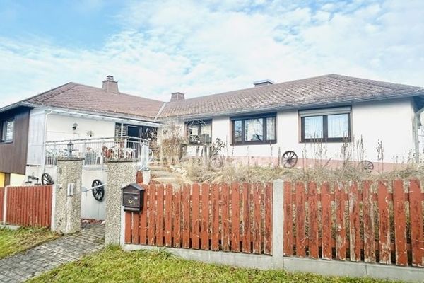 *Ländlicher Bungalow mit viel Potenzial – auf einer Ebene wohnen, naturnah leben*