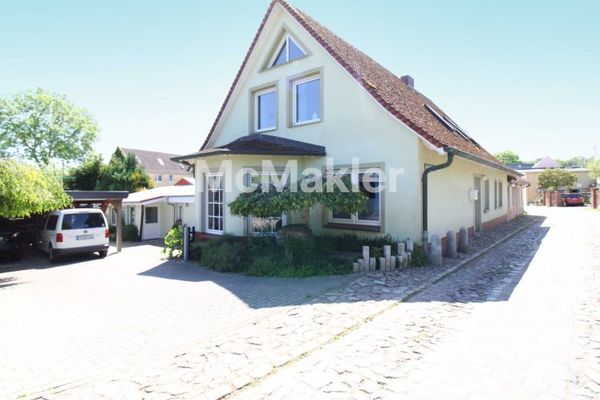 Einziehen und entspannen: Einfamilienhaus mit Ferienwohnung, Gewerbefläche und gepflegtem Garten