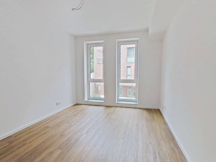 Modernes Wohnen auf zwei Ebenen: Stilvolle Maisonette-Wohnung mit eigenem Garten in Rissen – Ansicht I: Schlafzimmer II mi…