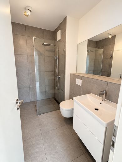 Erstbezug in Friedrichshain | hochwertiges 1-Zimmer-Studio mit Einbauküche & Balkon – Bad