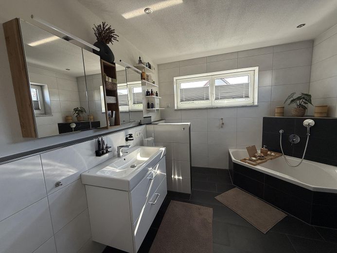 Neuwertiges Einfamilienhaus mit Wärmepumpe, PV, Doppelgarage & hochwertiger Ausstattung – Foto 30