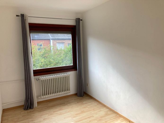 Gepflegtes Reihenendhaus mit Garten in Bremen-Huchting – Schlafzimmer 2 Fenster