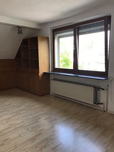 Freistehendes Einfamilienhaus mit Photovoltaikanlage auf sonnigem Grundstück in Berlin-Wittenau – Schlafzimmer im DG