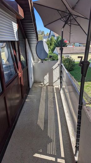 Ruhig & bahnhofsnah: Vermietete 3 ZW mit Garage & Ost-Balkon in Norsingen – Balkon