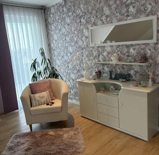 Orman kıyısında sakin bir konumda sıra dışı bir ev. Havuzlu, jakuzili ve uzak manzaralı eşsiz bir mülk. – OG / Schlafzimmer