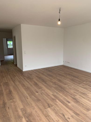Elegante appartamento di 3 locali ristrutturato con terrazza coperta – Wohnzimmer