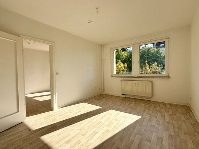 Accogliente appartamento di 2 locali con balcone soleggiato e vista sul verde – Foto 1