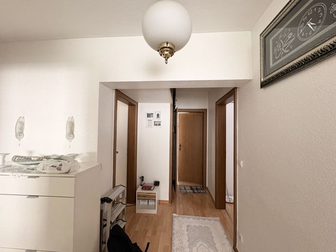 CITYHOUSE: Nowoczesne, odnowione mieszkanie z balkonem do komfortowego życia – Flur