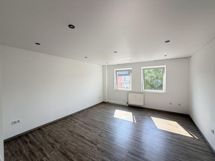 Erstbezug nach Sanierung: Helle 3-Zimmer-Wohnung mit Stellplatz& Keller – sofort bezugsfrei – Wohnzimmer.1