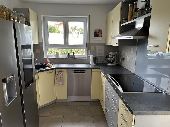 Casa bifamiliare senza provvigioni in posizione eccellente - periferia del paese, giardino, abitazione e eventualmente affitto – Küche EG
