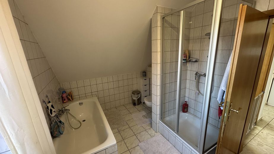 Well-maintained detached house with garden for rent in Seubersdorf – Bad mit Wanne, Dusche und WC