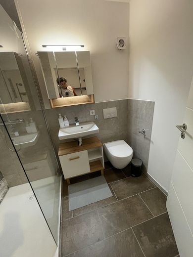 Renoviertes Studio in Bogenhausen nahe Herzogpark – Bad
