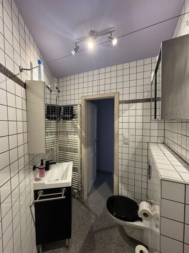 Ruhige 2-Zimmer-Altbauwohnung mit neuer Terrasse und grünem Innenhof – Bad