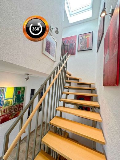Hausgefühl! 2-Zi mit Dachterrasse im Haus-im-Haus-Konzept! – Treppenhaus