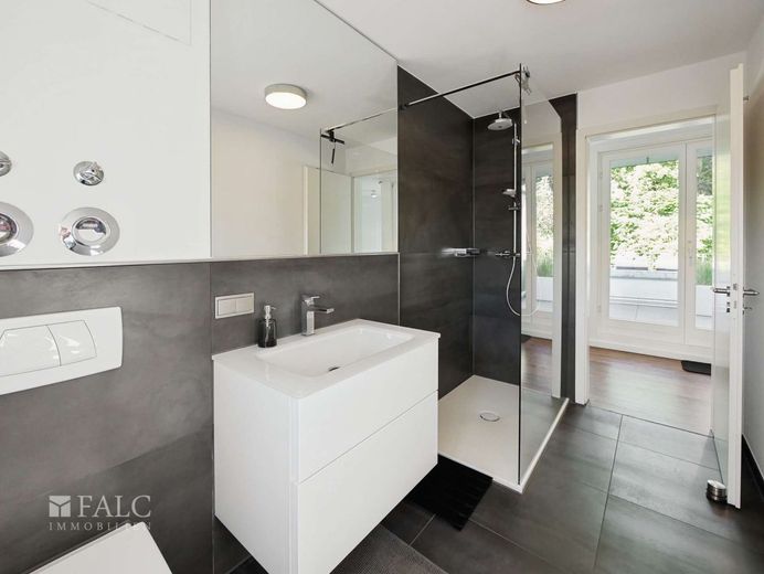Wohn(t)raum über 2 Etagen mit Dachterrasse, Balkon, 2 Einstellplätzen, Einbau Wärmepumpe 2026 – Bad mit Dusche (3.OG)